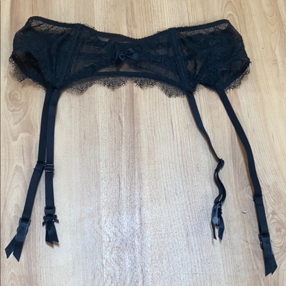 NWOT Victoria’s Secret Garter Belt